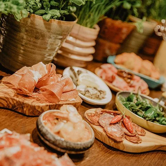 Hausgemachte Tapas mit spanischen Spezialitäten