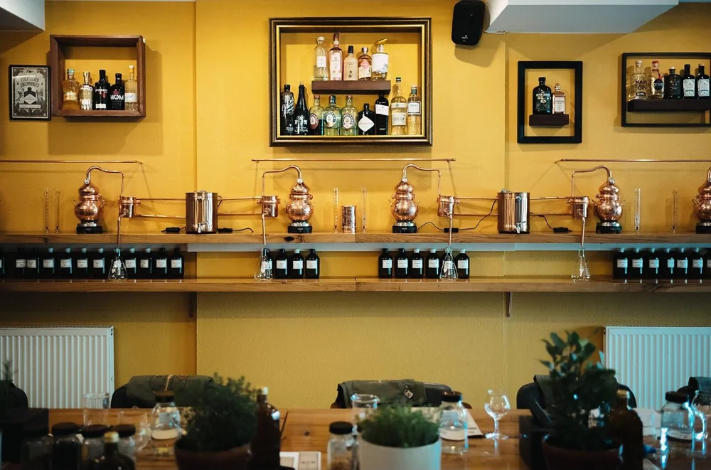 Kleine Kupferdestillen im Gin-Workshop des Tapas Atelier
